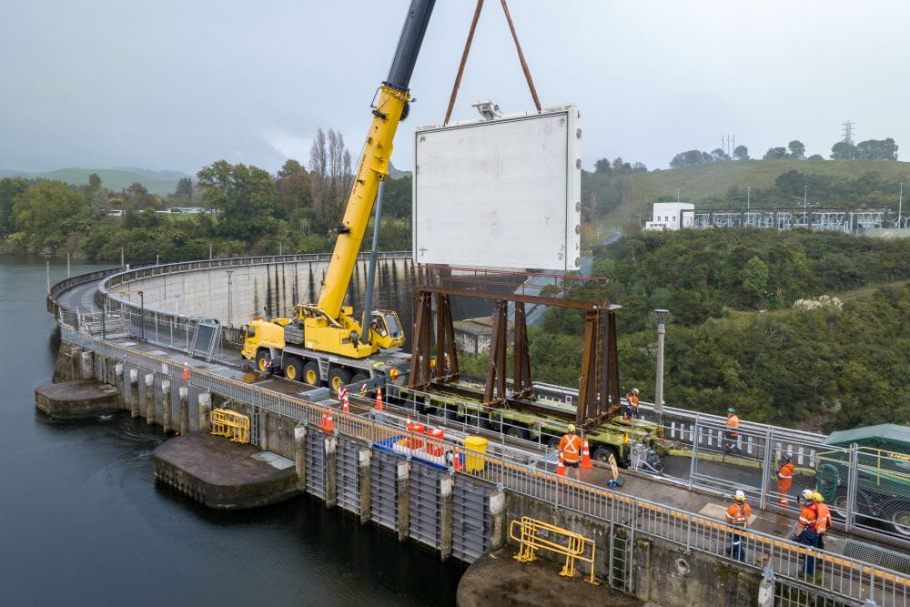crane lifting headgate on karapiro dam